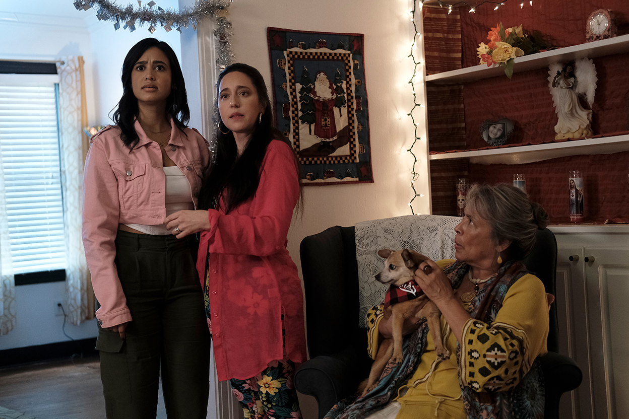  Emily Tosta as Claudia, Mariana Treviño as Gabbi and Alma Martinez as Tita in the family comedy, HOW THE GRINGO STOLE CHRISTMAS, a Lionsgate release. Photo courtesy of Angel Gracia.