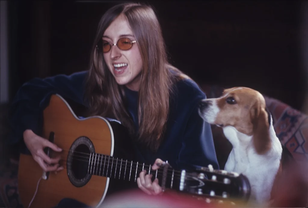 Judee Sill with guitar and dog-Feb 5_1971 (Credit_ Greenwich Entertainment)