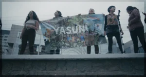 This is a banner for a review of the documentary Totoboro: La Consulta Popular.