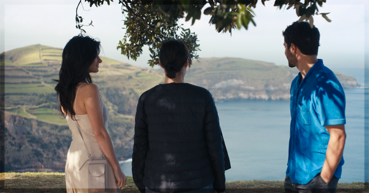 This is a banner for a review of the film Honeyjoon.