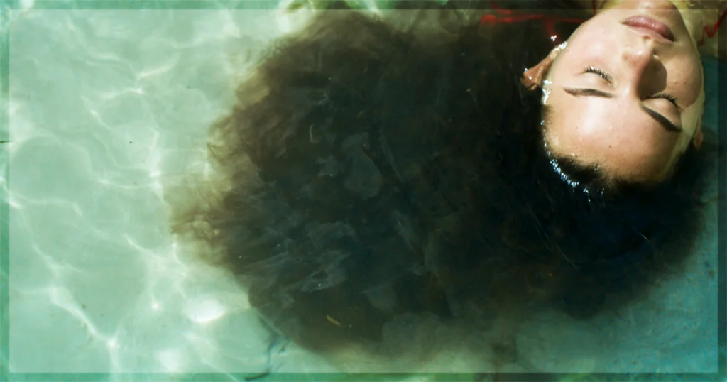 This is a banner for a review of the film Esta Elsa.
