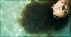 This is a banner for a review of the film Esta Elsa.